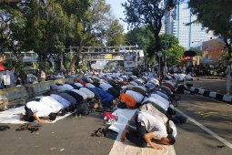 Massa akhiri aksi dengan shalat ashar di tugu patung kuda