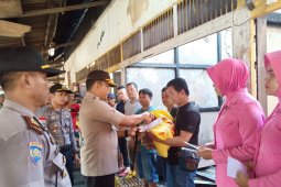 Polisi bantu korban kebakaran pasar Inpres Bengkayang,