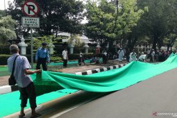 Massa aksi shalat berjamaah di Medan Merdeka Barat