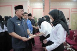Wali Kota Cirebon serahkan SK pengangkatan CPNS bagi bidan dan dokter