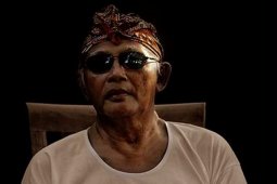 Perupa I Wayan Pengsong dianugerahi penghargaan "Erkaem Award 2019"