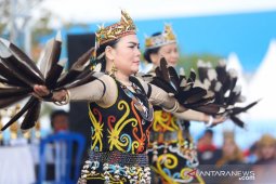 Istri Para Camat se-Kutim Unjuk Kebolehan Menari Dayak