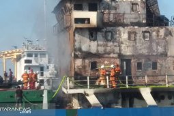 Kapal kargo terbakar di Tanjung Perak Surabaya