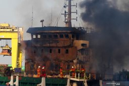 Kapal Kargo Terbakar