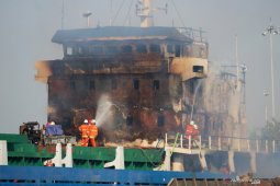 Kapal Kargo Terbakar di Pelabuhan Tanjung Perak