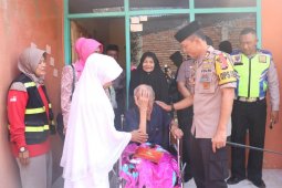 Polres Garut berikan bantuan kursi roda yang diimpikan seorang purnawirawan