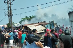 Belasan toko semi permanen ludes terbakar