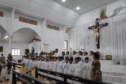 51 anak Paroki BHKY Rumengkor terima Komuni Pertama