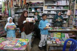 Pelajar kumpulkan koin untuk membeli buku