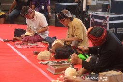 Pemahat Bali adu terampil buat topeng klasik