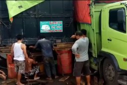 Dua truk tersangkut di Jembatan Way Mesuji dievakuasi