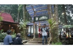 Menyeruput Kopi di Kedai Kawasan Hutan Lindung (video)