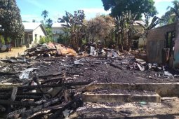 Diduga korsleting listrik, dua rumah di Tapsel ludes terbakar