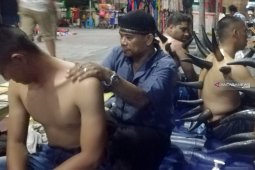 Personel Brimob manjakan diri dengan bekam