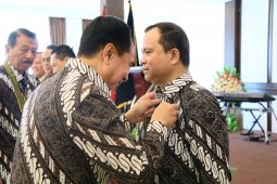 Menteri PAN-RB dan Dirjen Imigrasi terima penghargaan "Bintang Bhakti Tri Dharma Pratama"