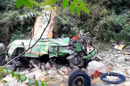 Bus terjun ke jurang, 33 orang tewas