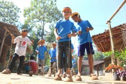Permainan tradisional  anak-anak di taman bacaan