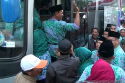 Jamaah calon haji dari Karawang dibagi enam kloter