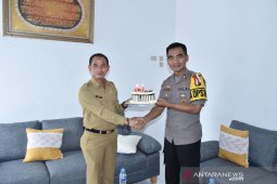 Kapolres Bangka terima kejutan kue HUT dari bupati