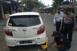 Pemkab Gianyar gembok roda mobil yang parkir liar