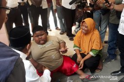 Wabup Karawang bujuk bocah obesitas agar mau diperiksa di RSUD