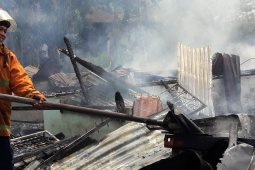 Merokok di kasur, tiga rumah ludes terbakar