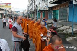 Umat Buddha di Rantauprapat bagikan Pindapatta kepada Bikkhu dan Samanera