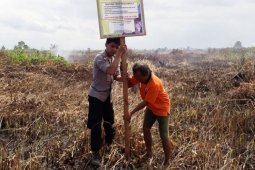 Seorang warga ditangkap karena membersihkan lahan dengan membakar