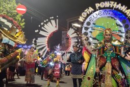 Kostum Tugu Khatulistiwa meriahkan pawai budaya nusantara Apeksi di Semarang