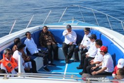 Presiden Jokowi "rapat terbatas" di atas kapal di Manado demi gagasan yang bernas