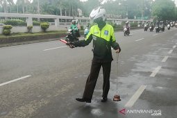 Tekad mulia relawan Saber melawan ranjau paku  di jalanan