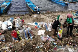 Muda-mudi Banda bersihkan sampah di pantai pulau Neira