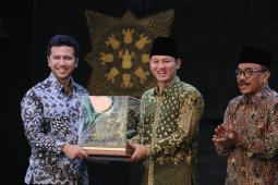 Bupati Trenggalek terima penghargaan khusus dari Wagub Jatim