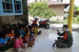 Mengisi liburan sekolah ini yang dilakukan Babinsa Kodim 0204/DS