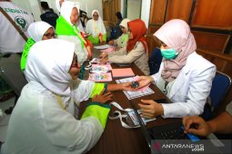Jamaah Calon Haji Melakukan Pemeriksaan Kesehatan