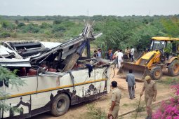 Sopir ngantuk, sebuah bus terpental dan menewaskan 28 orang