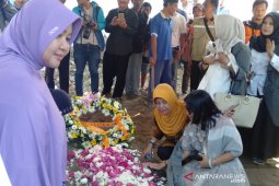 Ratusan orang antar jenazah Sutopo ke peristirahatan terakhir