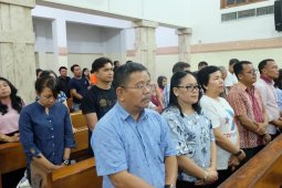 Bupati Sekadau Misa Sore di Gereja Katedral Banjarmasin