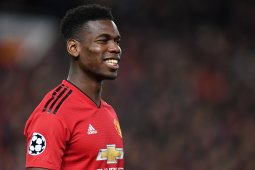 Paul Pogba masih ditahan satu tahun lagi di Manchester United