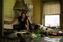 "Crawl" teror aligatior di tengah badai