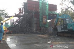 Hati-hati, Tiang pancang Tol BORR ambruk