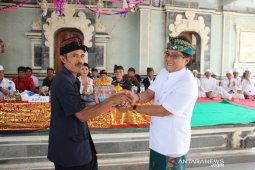 Bupati Badung serahkan dana hibah untuk upacara adat