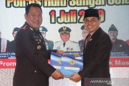Syukuran HUT Bhayangkara Wabup HSS serahkan hibah tanah dan mobil
