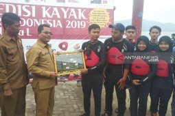 URaL 28 tuntaskan ekspedisi kayak di Danau Toba
