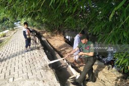 Babinsa bantu warga bangun tanggul