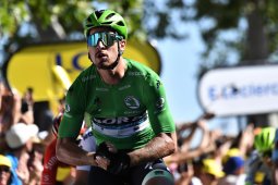 Pebalap Peter Sagan bermain rubik