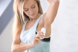 Ini kata dokter, ketiak hitam bisa karena pakai deodoran jangka lama