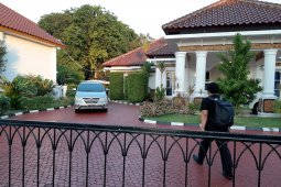 KPK sita belasan tas dan kardus berisi uang di rumah dinas Gubernur Kepri