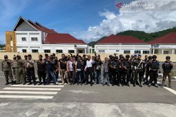 Tim  gerebek rumah industri miras di Manokwari