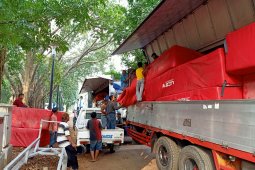 Enam truk kontainer angkut peralatan Kejurnas Atletik ke Bogor